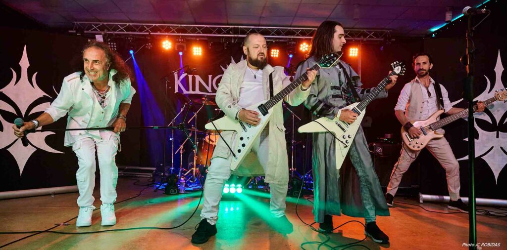 Les deux guitaristes du groupe de métal Kingcrown.