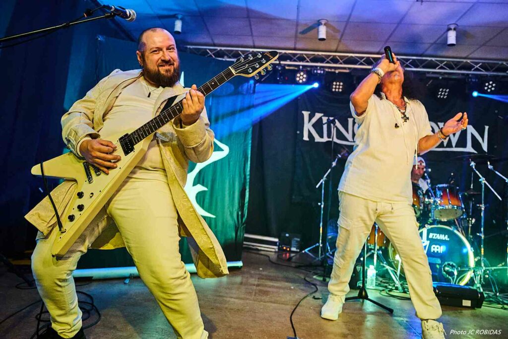 Le guitariste (à gauche) et le chanteur (à droite) du groupe de métal Kingcrown.