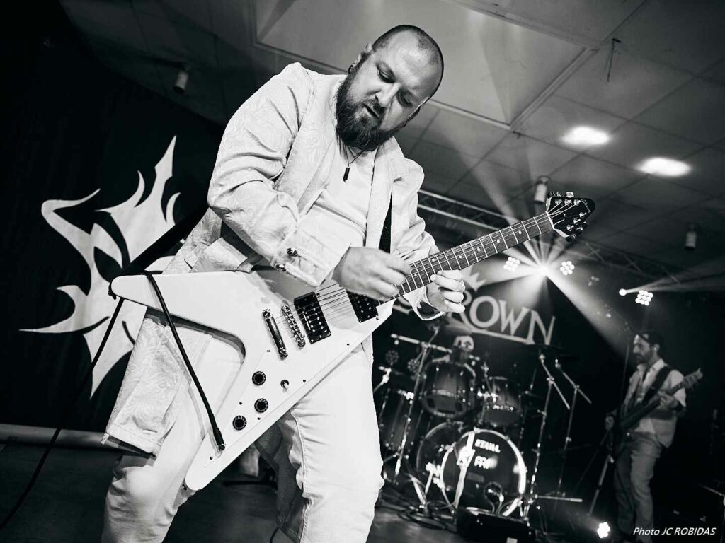 Le guitariste du groupe de métal Kingcrown.