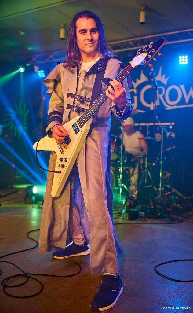 Le second guitariste du groupe de métal Kingcrown.