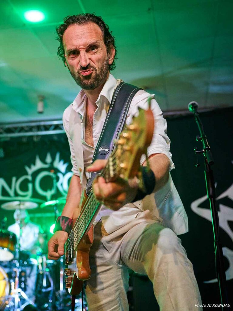 Le bassiste du groupe de métal Kingcrown.