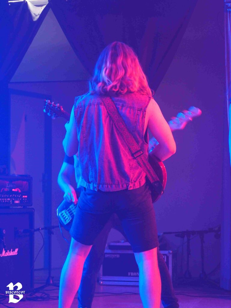 Le guitariste de dos du groupe de métal Wildfire.