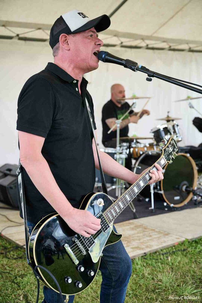 Le chanteur-guitariste du groupe de metal Shake the Dead.