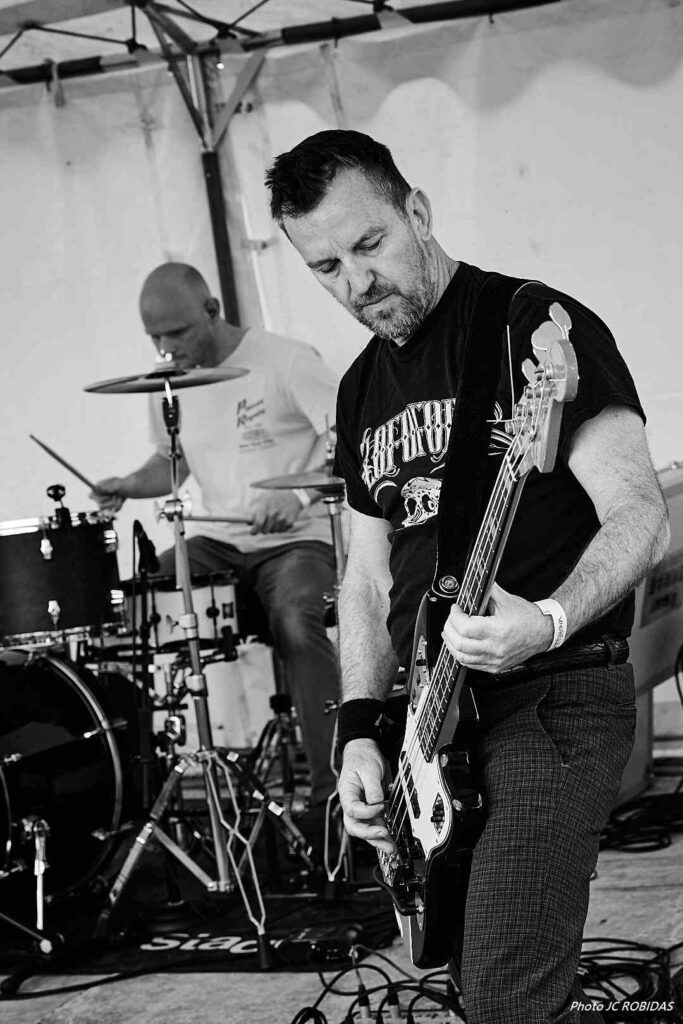 Le chanteur-bassiste du groupe de metal Torula Expansion.