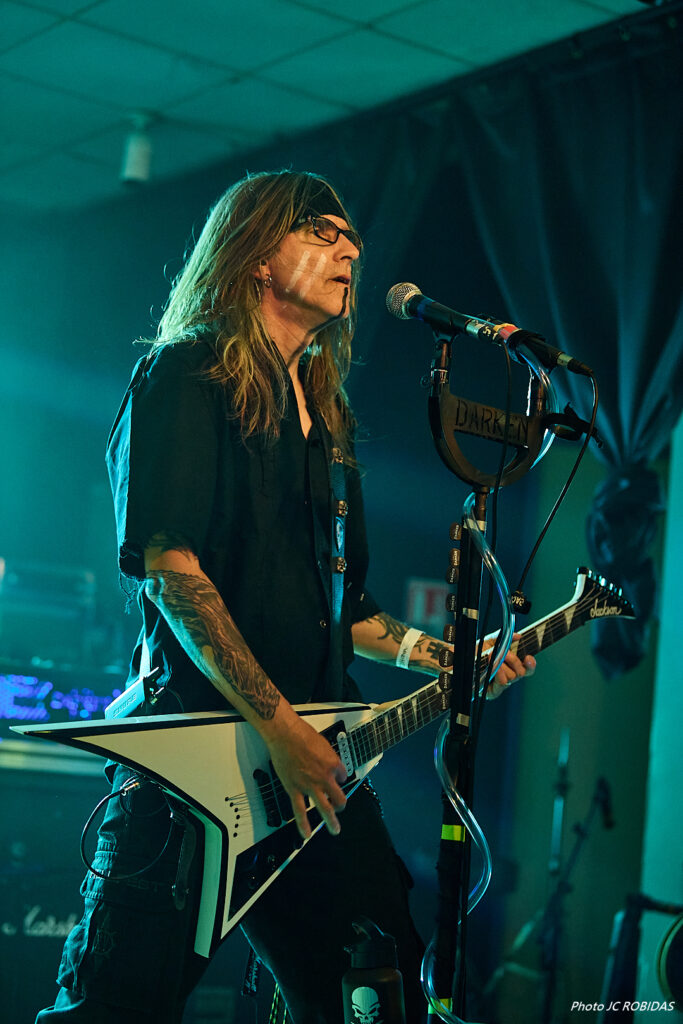 Le second guitariste du groupe de métal Darken.