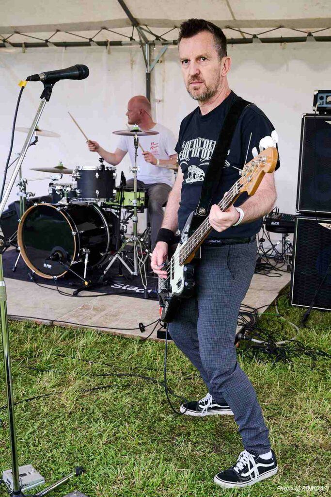 Le chanteur-bassiste du groupe de metal Torula Expansion.