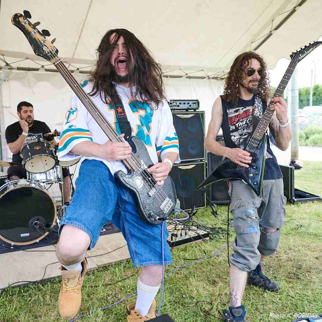 Le bassiste (à gauche) et le chanteur-guitariste (à droite) du groupe de metal Rytual.