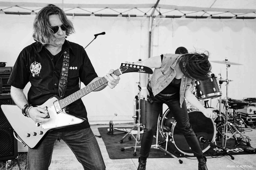 Le guitariste (à gauche) et la chanteuse (à droite) du groupe de métal Black'n'Red.