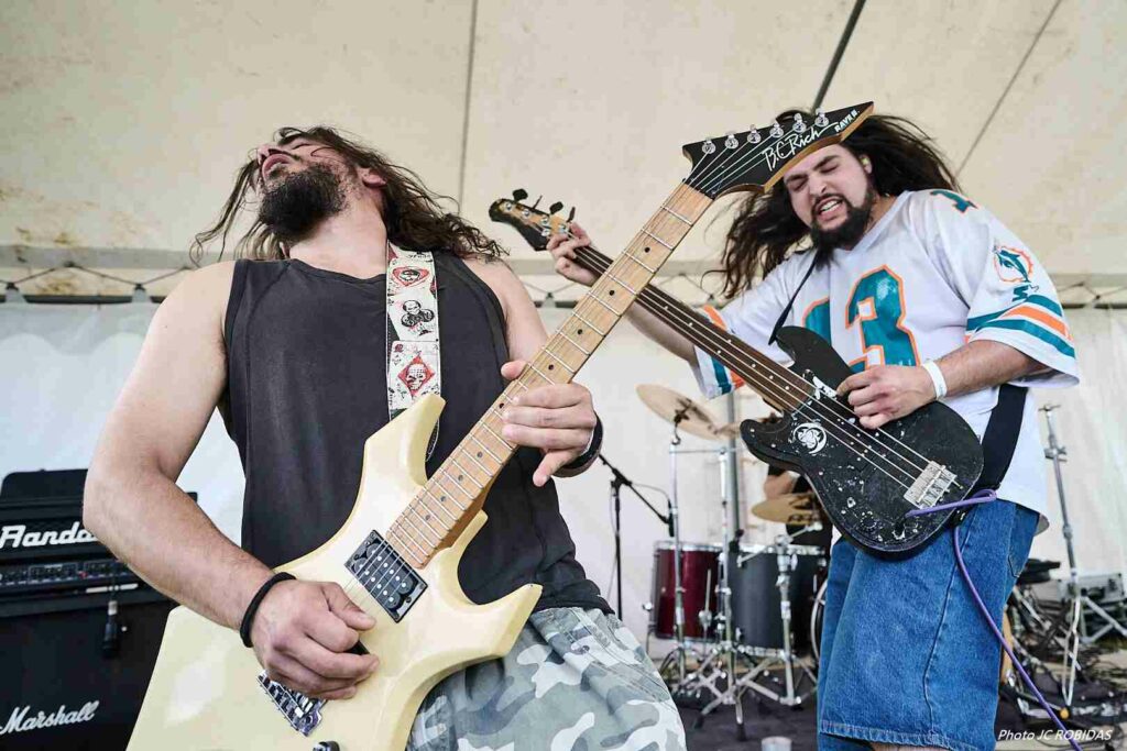 Le guitariste (à gauche) et le bassiste (à droite) du groupe de metal Rytual.