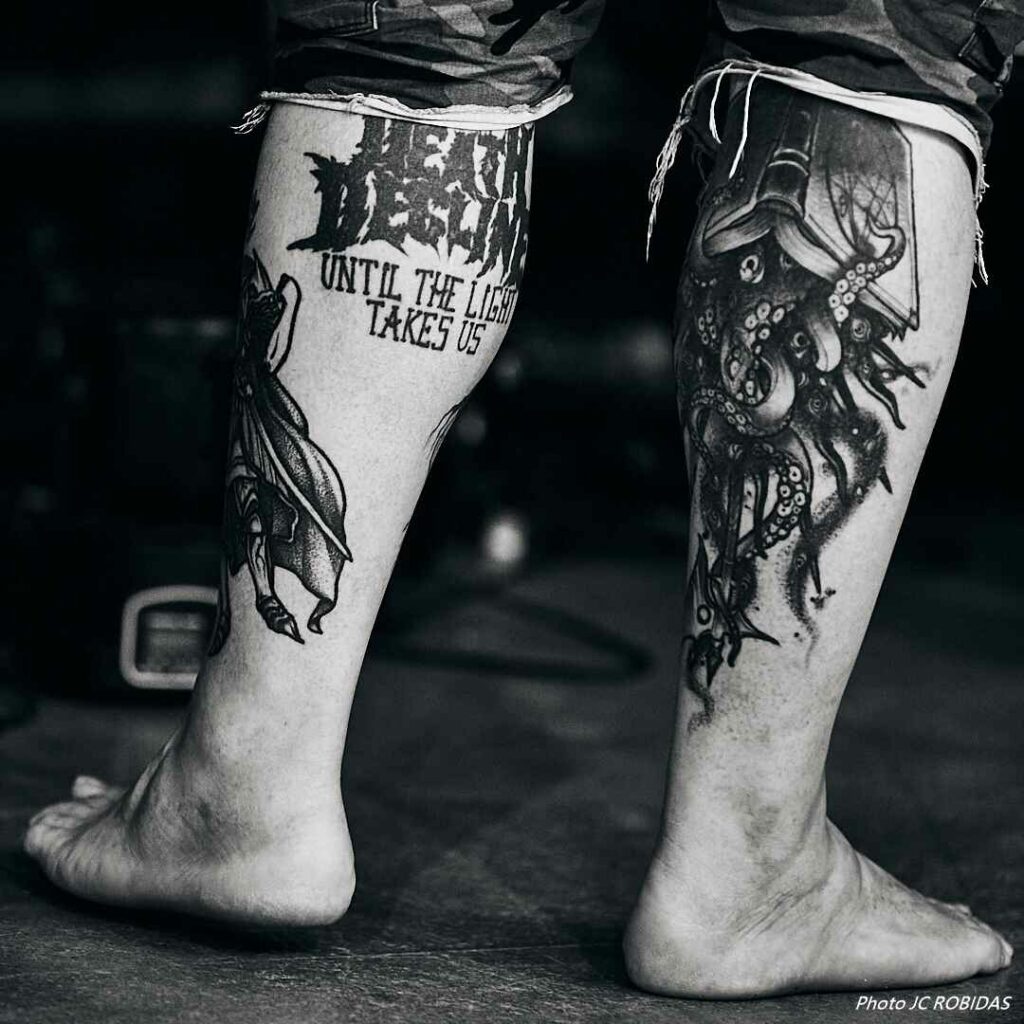 Les tatouages sur les mollets du chanteur du groupe de métal Death Decline.