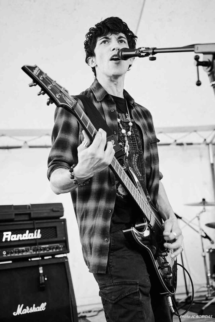 Le chanteur-guitariste du groupe de metal Deafsound.