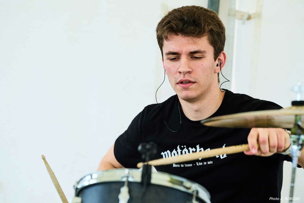 Le batteur du groupe de métal Black'n'Red.