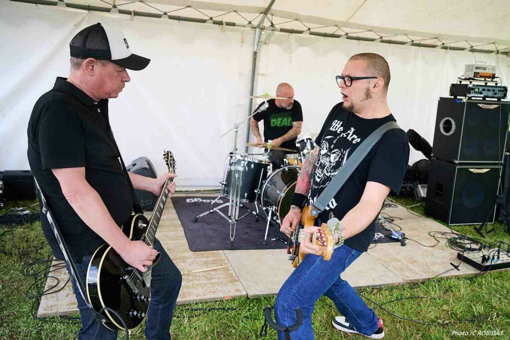 Le chanteur-guitariste (à gauche) et le bassiste (à droite) du groupe de metal Shake the Dead.