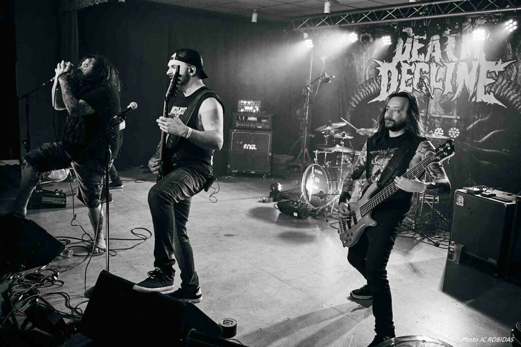 Le groupe de métal Death Decline sur scène lors de leur concert au Vind'Hell Fest III.