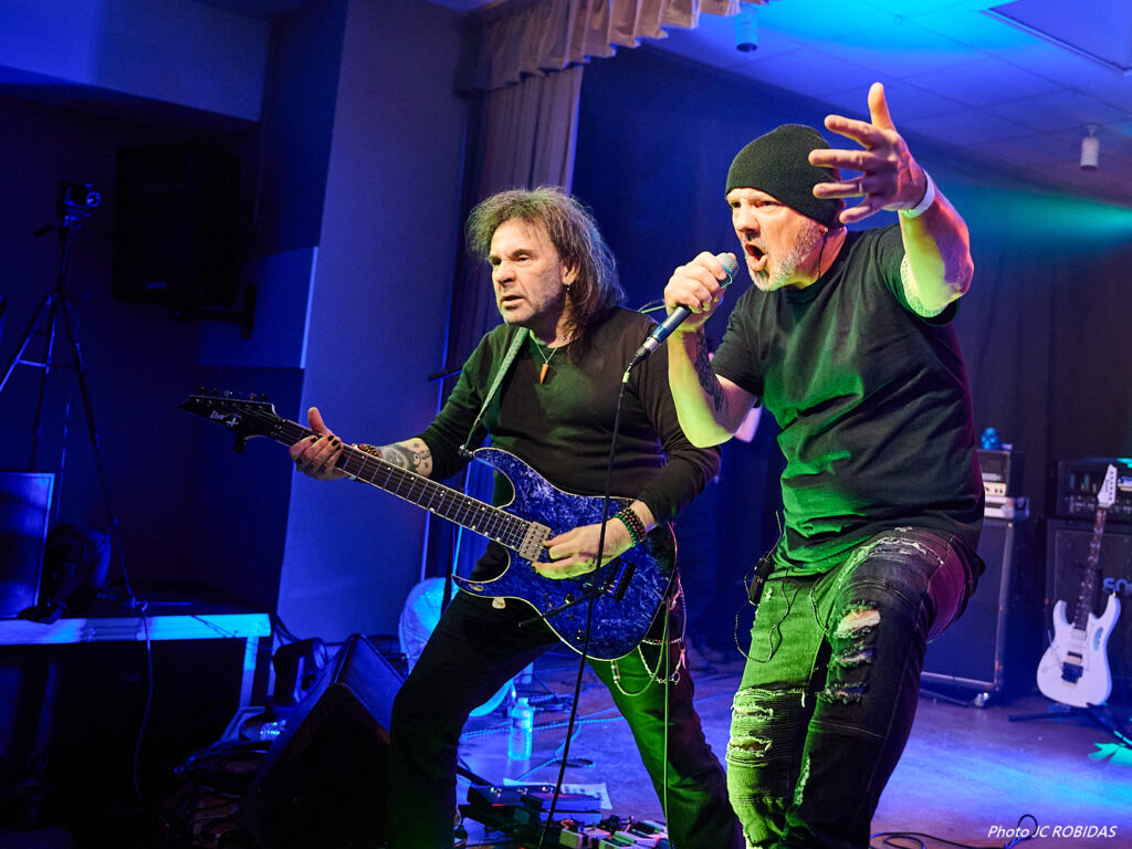 Le guitariste (à gauche) et le chanteur (à droite) du groupe de métal Darken.