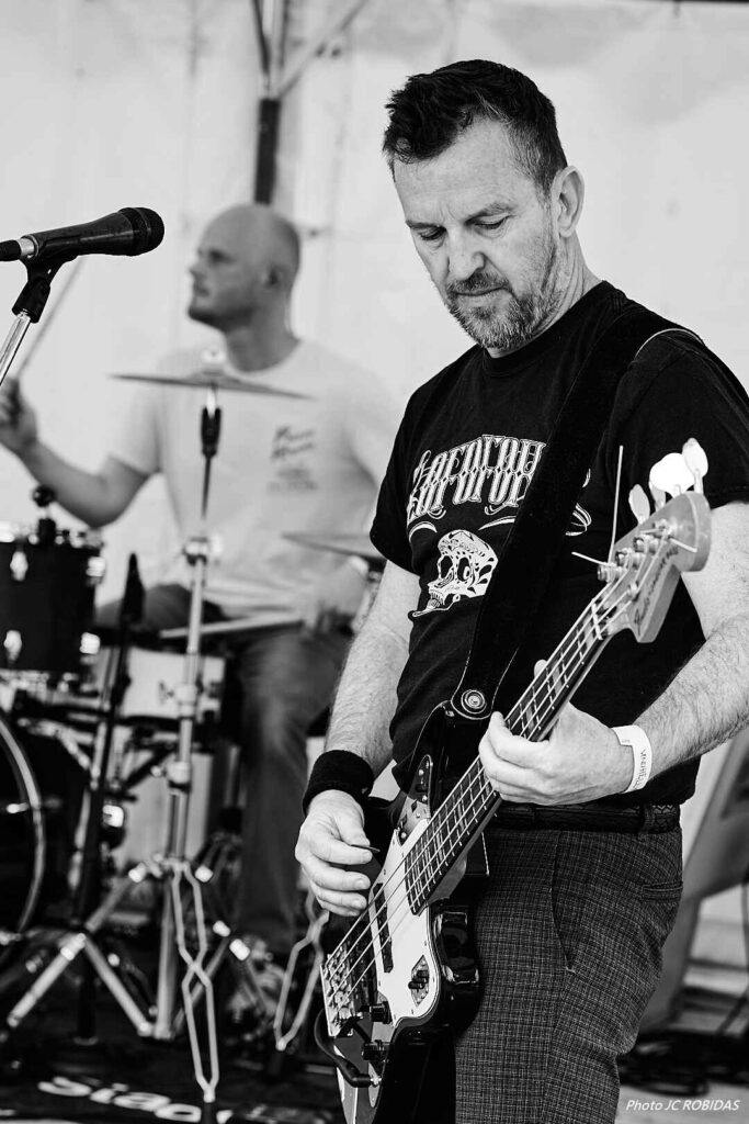 Le chanteur-bassiste du groupe de metal Torula Expansion.