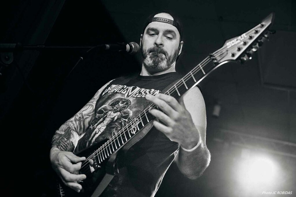 Le second guitariste du groupe de métal Death Decline.