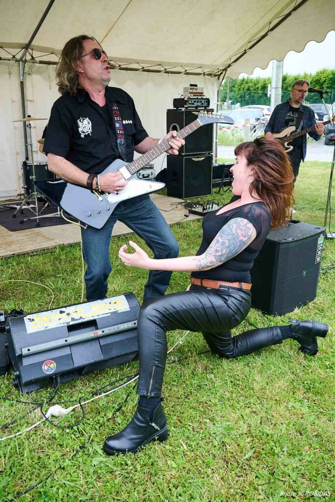 Le guitariste (à gauche) et la chanteuse (à droite) du groupe de métal Black'n'Red.