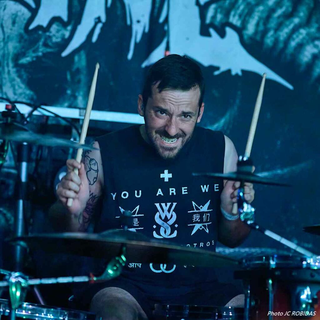 Le batteur du groupe de métal Death Decline.