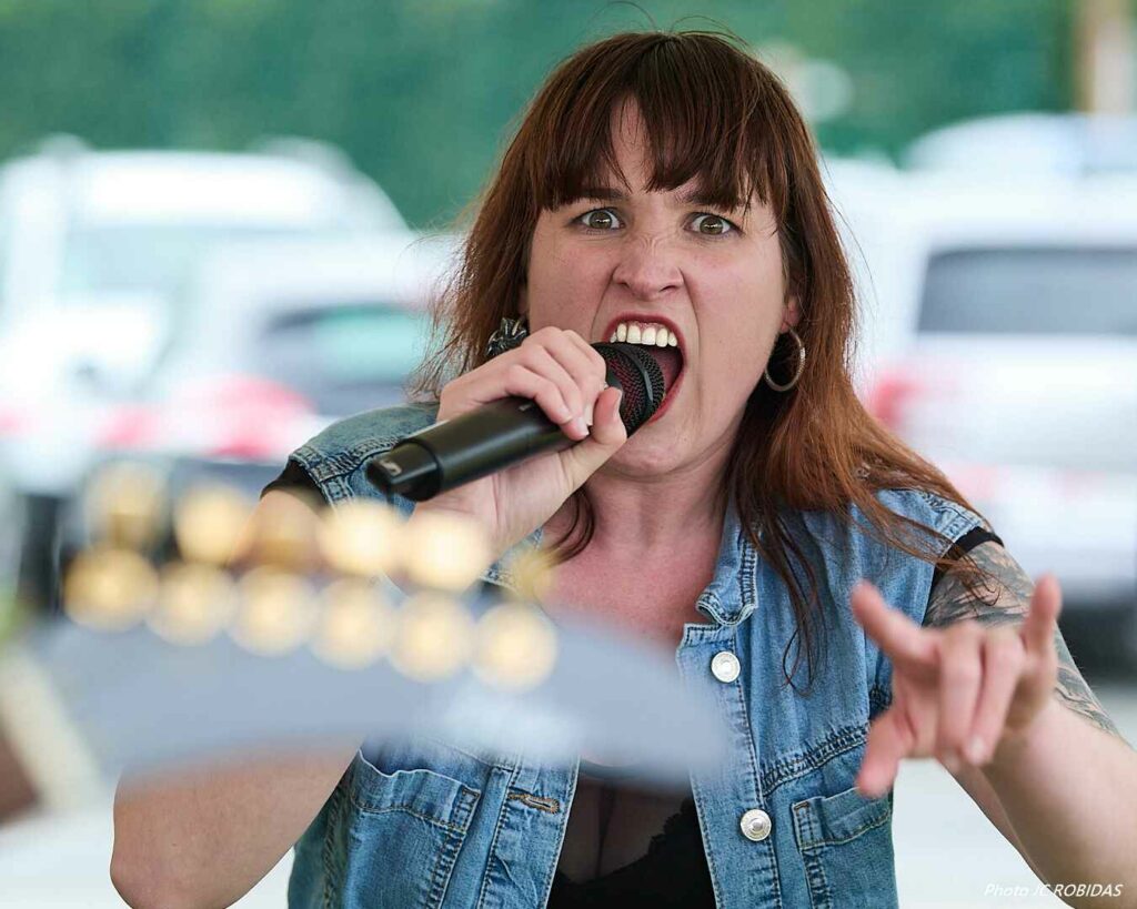 La chanteuse du groupe de métal Black'n'Red.