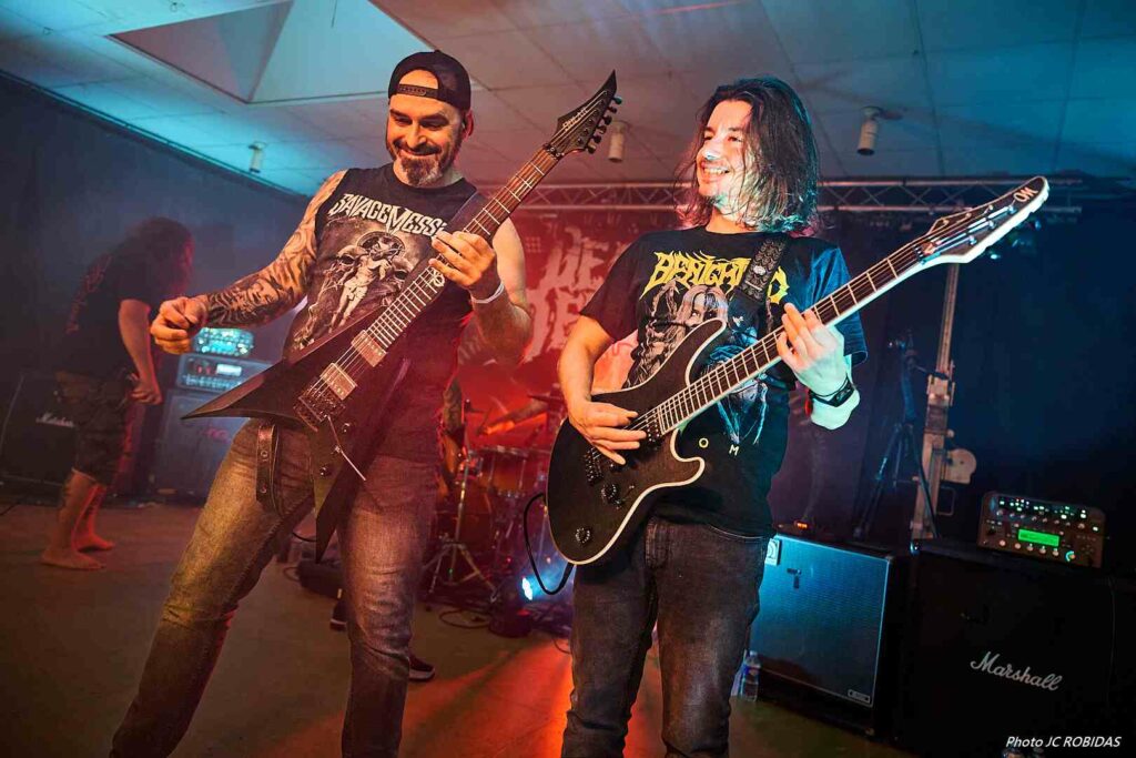 Le second guitariste (à gauche) et le guitariste (à droite) du groupe de métal Death Decline.