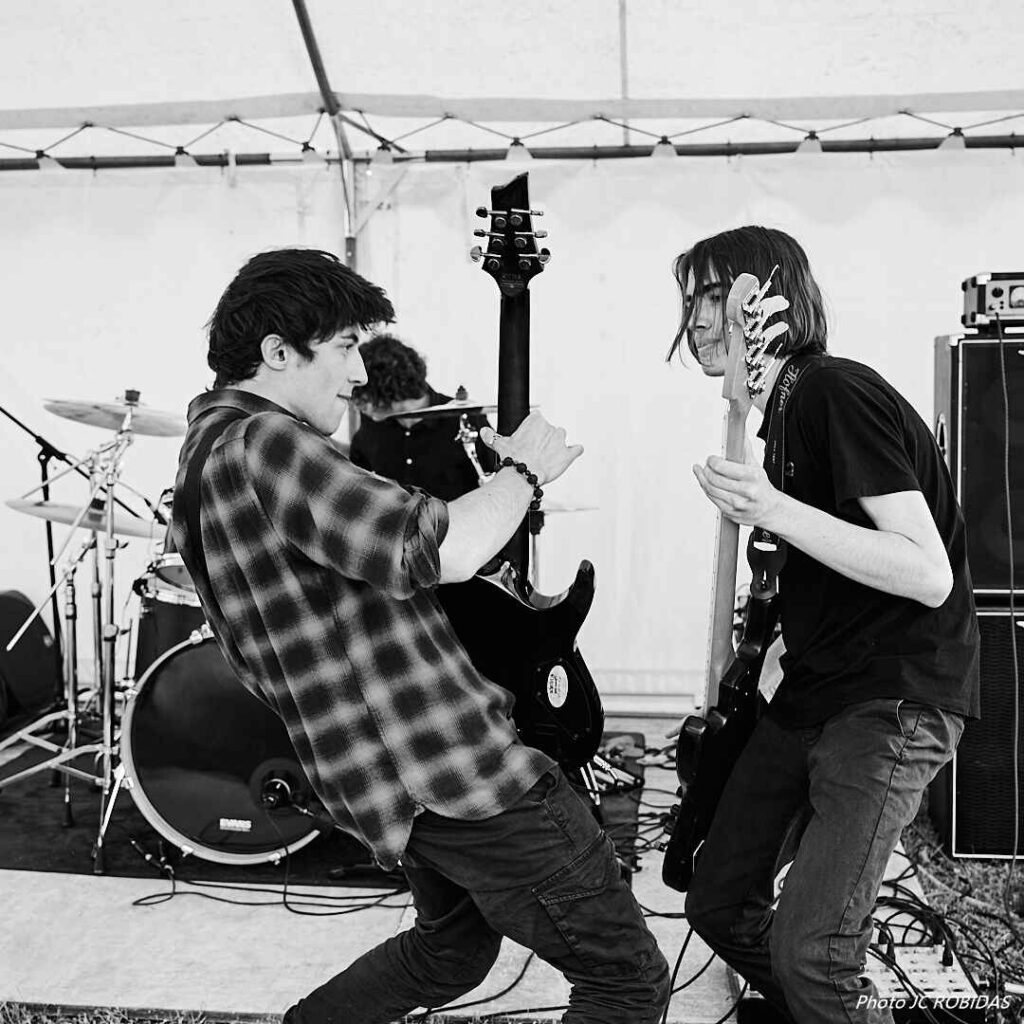 Le chanteur-guitariste (à gauche) et le bassiste (à droite) du groupe de metal.