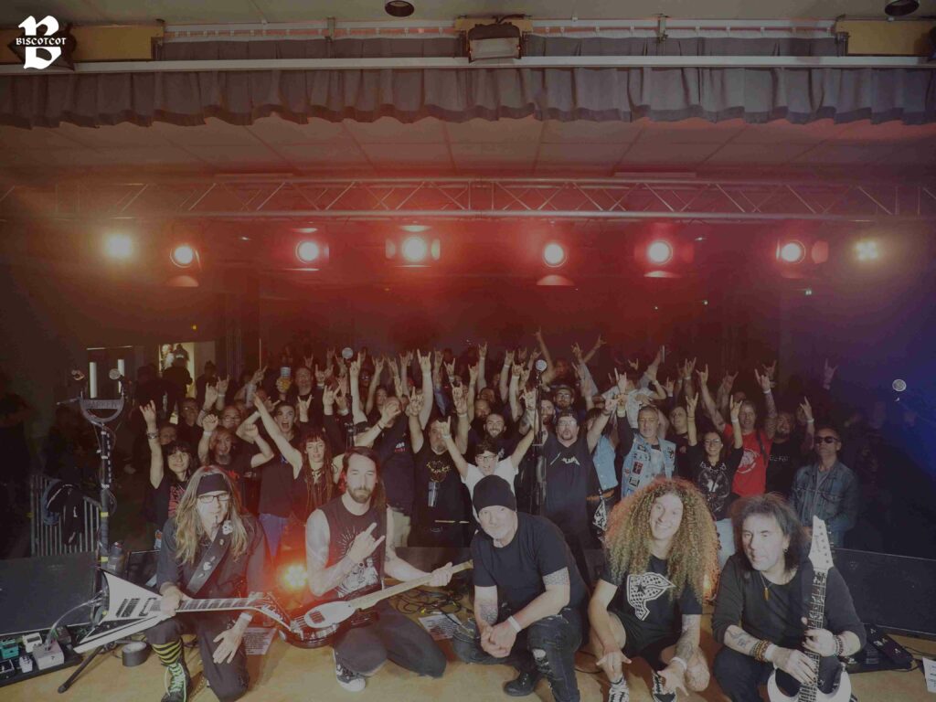 Le groupe de métal Darken à la fin de leur concert avec le public.