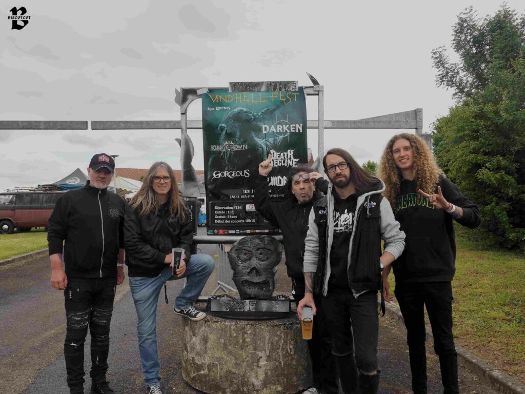 Le groupe de métal Darken devant l'affiche du Vind'Hell Fest III.