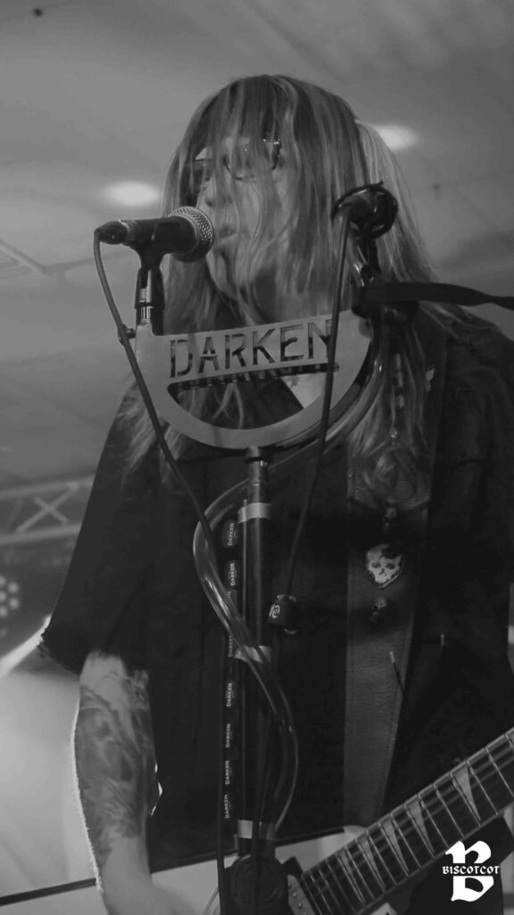 Le second guitariste du groupe de métal Darken.