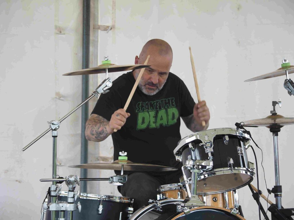 Le batteur du groupe de metal Shake the Dead.