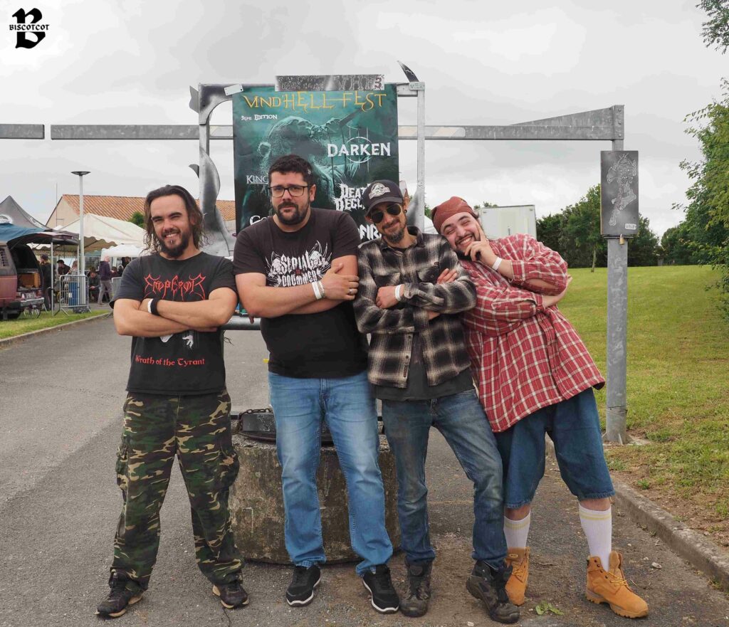 Le groupe de metal Rytual devant l'affiche du Vind'Hell Fest III.