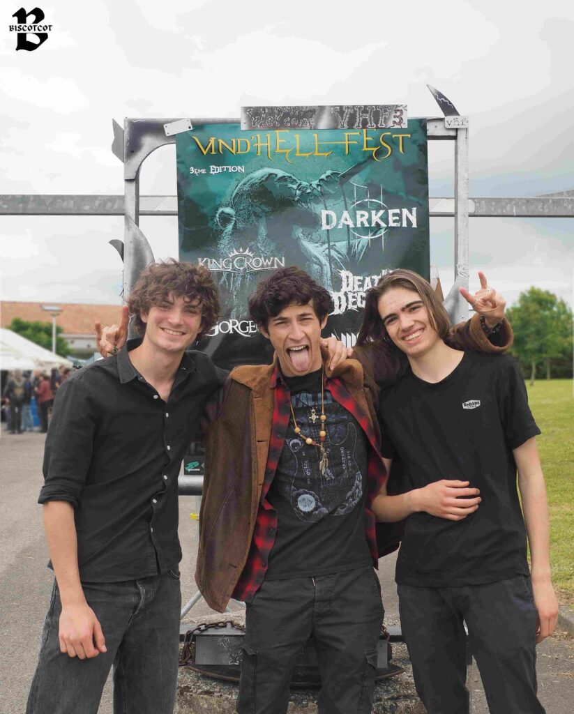 Le groupe de métal Deafsound devant l'affiche du Vind'Hell Fest III.